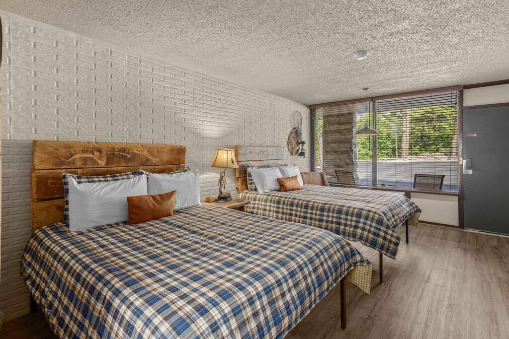 Stonegate Lodge 2 Queen Beds Fast Wifi 50" Tv Salt Water Pool Room #207 Eureka Springs Luaran gambar