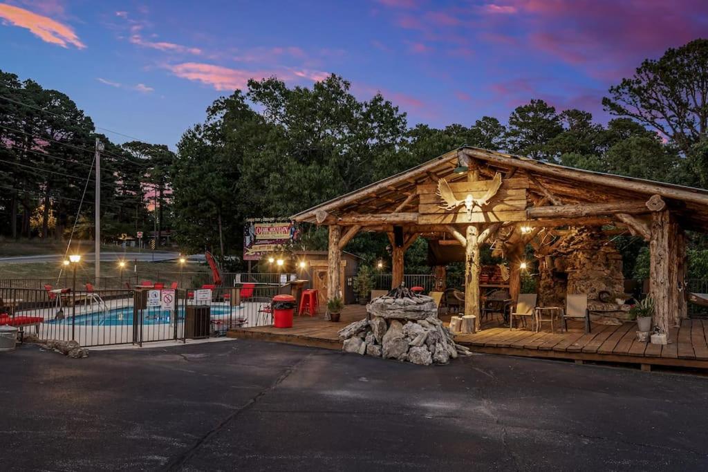 Stonegate Lodge 2 Queen Beds Fast Wifi 50" Tv Salt Water Pool Room #207 Eureka Springs Luaran gambar